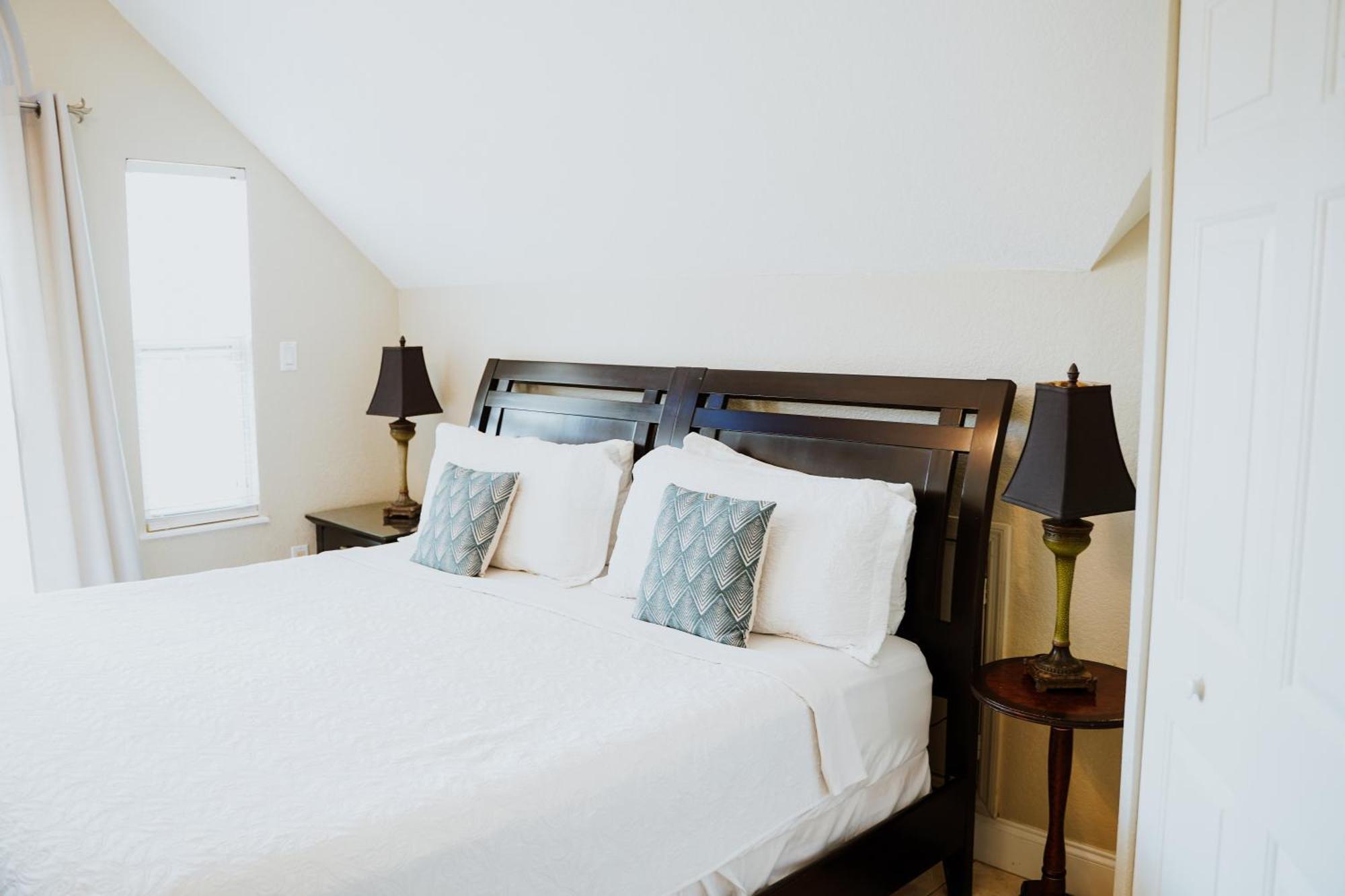 Shangri-La Boutique Bed & Breakfast West Bay Exterior foto